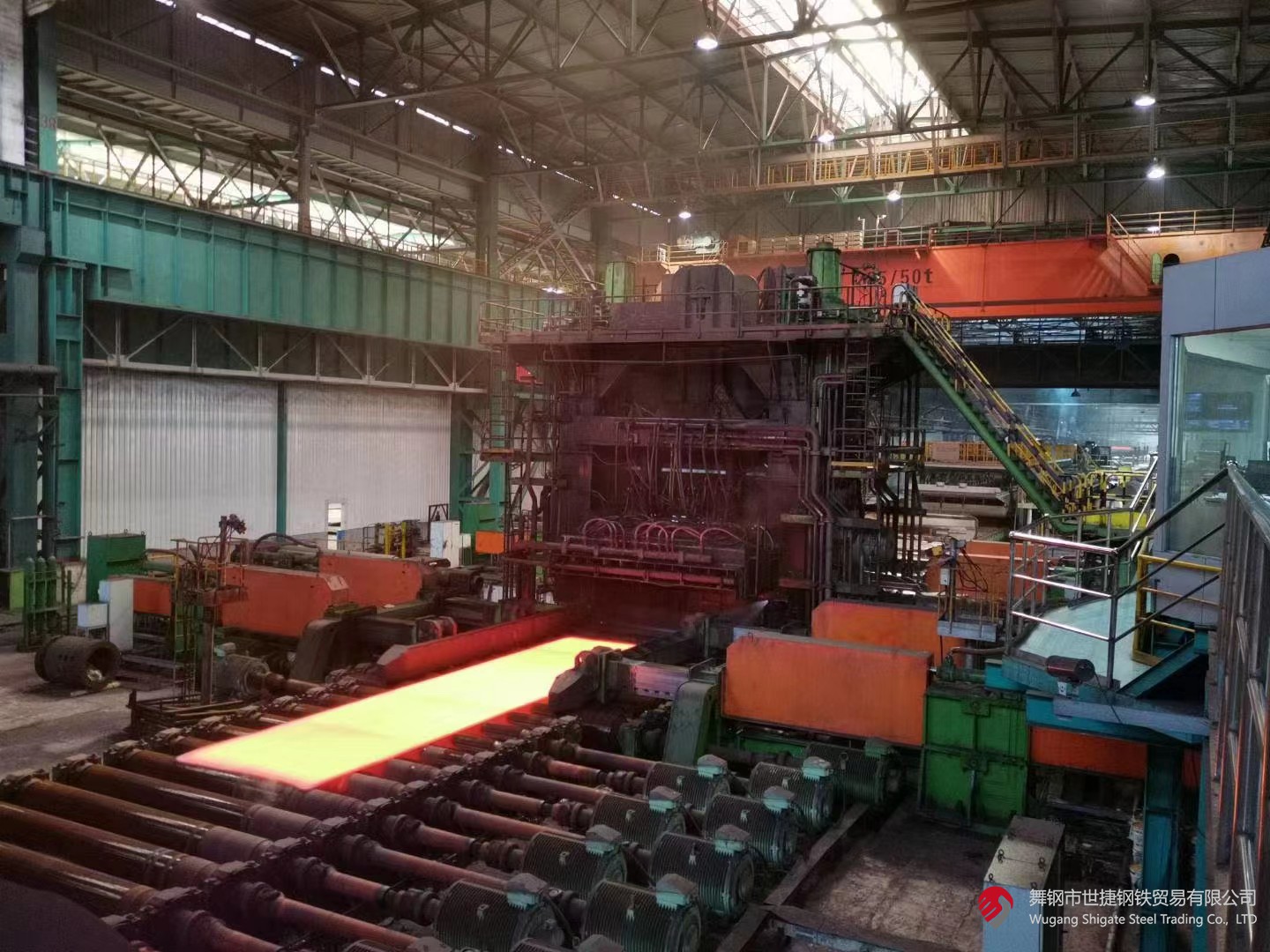 10月17日，河鋼集團舞鋼公司實(shí)施工藝創(chuàng  )新研發(fā)的鍋爐及壓力容器板鋼板Q370R發(fā)往客戶(hù)，將用于浙江某重點(diǎn)新能源項目的關(guān)鍵部位。此單合同的順利完成，標志著(zhù)舞鋼在該類(lèi)鋼板研發(fā)領(lǐng)域取得新突破：產(chǎn)品交貨期明顯縮短，產(chǎn)品各項性能指標躍上一個(gè)新高度。