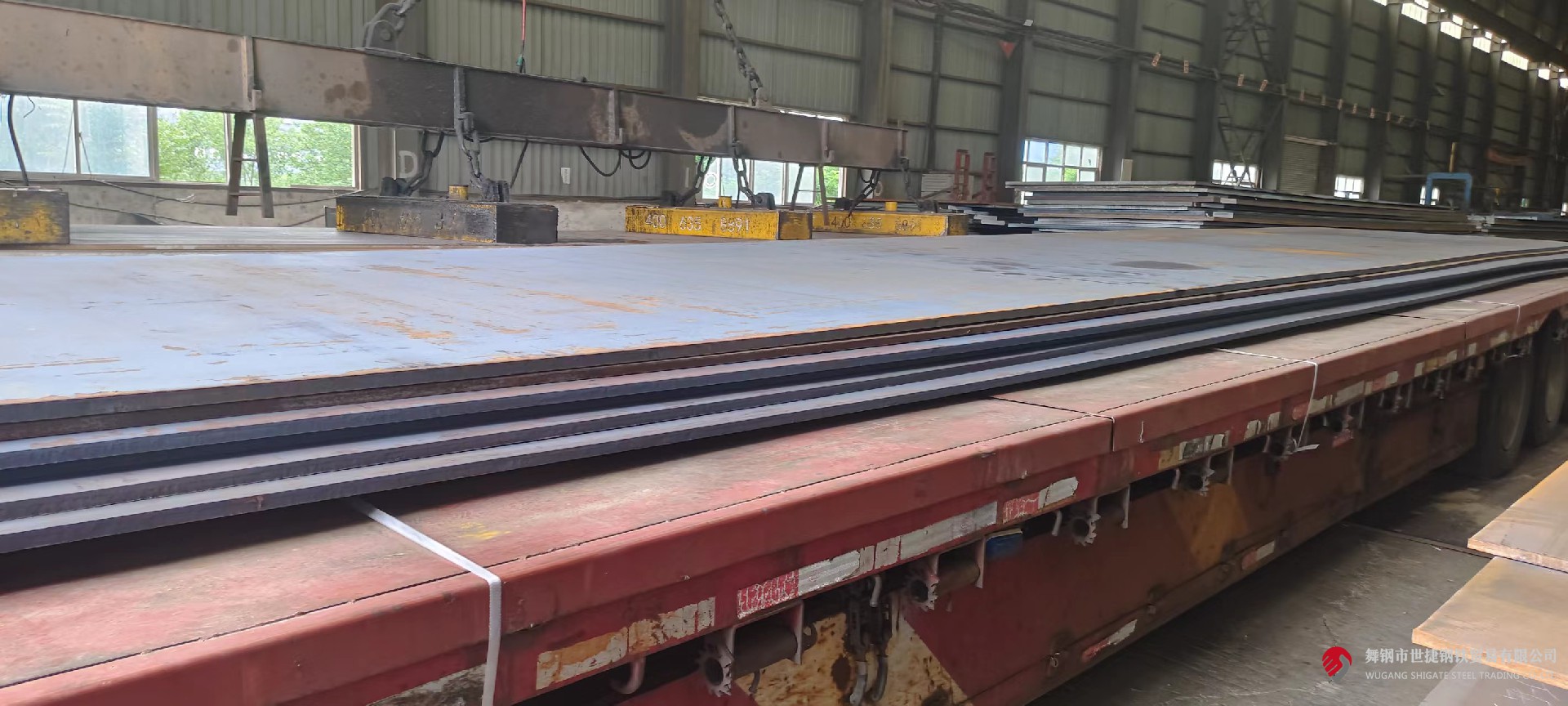 近日，河鋼集團舞鋼公司生產(chǎn)的低合金容器鋼板本體性能檢驗順利通過(guò)ABS（美國船級社）的認證，認證等級達到Q345R-Z35及SA516Gr70-Z35級別，認證厚度為50mm和100mm。這標志著(zhù)舞鋼的低合金容器鋼板生產(chǎn)能力跨上新臺階，實(shí)現了船用鋼板的新突破，對于開(kāi)辟新的利潤增長(cháng)點(diǎn)具有重要意義。