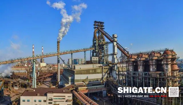 煉鐵過(guò)程實(shí)質(zhì)上是將鐵從其自然形態(tài)——礦石等含鐵化合物中還原出來(lái)的過(guò)程。煉鐵方法主要有高爐法、直接還原法、熔融還原法等，其原理是礦石在特定的氣氛中（還原物質(zhì)CO、H2、C；適宜溫度等）通過(guò)物化反應獲取還原后的生鐵。生鐵除了少部分用于鑄造外，絕大部分是作為煉鋼原料。  高爐煉鐵是現代煉鐵的主要方法，鋼鐵生產(chǎn)中的重要環(huán)節。這種方法是由古代豎爐煉鐵發(fā)展、改進(jìn)而成的。盡管世界各國研究發(fā)展了很多新的煉鐵法，但由于高爐煉鐵技術(shù)經(jīng)濟指標良好，工藝簡(jiǎn)單，生產(chǎn)量大,勞動(dòng)生產(chǎn)率高,能耗低，這種方法生產(chǎn)的鐵仍占世界鐵總產(chǎn)量的95％以上。  煉鐵工藝是是將含鐵原料（燒結礦、球團礦或鐵礦）、燃料（焦炭、煤粉等）及其它輔助原料（石灰石、白云石、錳礦等）按一定比例自高爐爐頂裝入高爐，并由熱風(fēng)爐在高爐下部沿爐周的風(fēng)口向高爐內鼓入熱風(fēng)助焦炭燃燒（有的高爐也噴吹煤粉、重油、天然氣等輔助燃料），在高溫下焦炭中的碳同鼓入空氣中的氧燃燒生成的一氧化碳和氫氣。  原料、燃料隨著(zhù)爐內熔煉等過(guò)程的進(jìn)行而下降，在爐料下降和上升的煤氣相遇，先后發(fā)生傳熱、還原、熔化、脫炭作用而生成生鐵，鐵礦石原料中的雜質(zhì)與加入爐內的熔劑相結合而成渣，爐底鐵水間斷地放出裝入鐵水罐，送往煉鋼廠(chǎng)。同時(shí)產(chǎn)生高爐煤氣，爐渣兩種副產(chǎn)品，高爐渣鐵主要礦石中不還原的雜質(zhì)和石灰石等熔劑結合生成，自渣口排出后，經(jīng)水淬處理后全部作為水泥生產(chǎn)原料；產(chǎn)生的煤氣從爐頂導出，經(jīng)除塵后，作為熱風(fēng)爐、加熱爐、焦爐、鍋爐等的燃料。