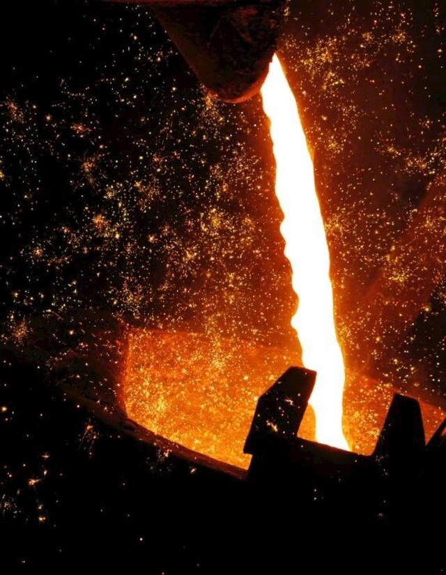 煉鐵過(guò)程實(shí)質(zhì)上是將鐵從其自然形態(tài)——礦石等含鐵化合物中還原出來(lái)的過(guò)程。煉鐵方法主要有高爐法、直接還原法、熔融還原法等，其原理是礦石在特定的氣氛中（還原物質(zhì)CO、H2、C；適宜溫度等）通過(guò)物化反應獲取還原后的生鐵。生鐵除了少部分用于鑄造外，絕大部分是作為煉鋼原料。  高爐煉鐵是現代煉鐵的主要方法，鋼鐵生產(chǎn)中的重要環(huán)節。這種方法是由古代豎爐煉鐵發(fā)展、改進(jìn)而成的。盡管世界各國研究發(fā)展了很多新的煉鐵法，但由于高爐煉鐵技術(shù)經(jīng)濟指標良好，工藝簡(jiǎn)單，生產(chǎn)量大,勞動(dòng)生產(chǎn)率高,能耗低，這種方法生產(chǎn)的鐵仍占世界鐵總產(chǎn)量的95％以上。  煉鐵工藝是是將含鐵原料（燒結礦、球團礦或鐵礦）、燃料（焦炭、煤粉等）及其它輔助原料（石灰石、白云石、錳礦等）按一定比例自高爐爐頂裝入高爐，并由熱風(fēng)爐在高爐下部沿爐周的風(fēng)口向高爐內鼓入熱風(fēng)助焦炭燃燒（有的高爐也噴吹煤粉、重油、天然氣等輔助燃料），在高溫下焦炭中的碳同鼓入空氣中的氧燃燒生成的一氧化碳和氫氣。  原料、燃料隨著(zhù)爐內熔煉等過(guò)程的進(jìn)行而下降，在爐料下降和上升的煤氣相遇，先后發(fā)生傳熱、還原、熔化、脫炭作用而生成生鐵，鐵礦石原料中的雜質(zhì)與加入爐內的熔劑相結合而成渣，爐底鐵水間斷地放出裝入鐵水罐，送往煉鋼廠(chǎng)。同時(shí)產(chǎn)生高爐煤氣，爐渣兩種副產(chǎn)品，高爐渣鐵主要礦石中不還原的雜質(zhì)和石灰石等熔劑結合生成，自渣口排出后，經(jīng)水淬處理后全部作為水泥生產(chǎn)原料；產(chǎn)生的煤氣從爐頂導出，經(jīng)除塵后，作為熱風(fēng)爐、加熱爐、焦爐、鍋爐等的燃料。