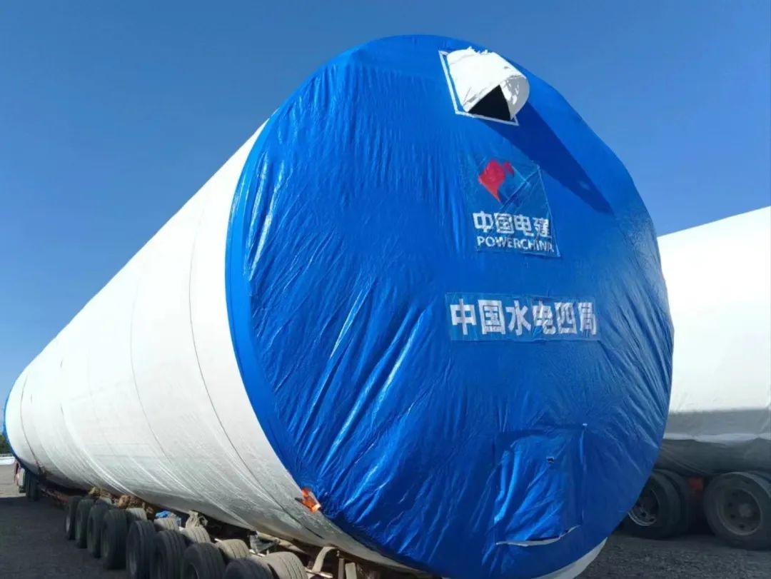 近日，河鋼集團舞鋼公司生產(chǎn)的一批風(fēng)電項目用鋼板如期發(fā)往客戶(hù)，將用于新彊吐魯番市重點(diǎn)能源項目——廣東能源托克遜縣100萬(wàn)千瓦風(fēng)電項目的風(fēng)電塔筒制造。目前，舞鋼已累計向該項目供應風(fēng)電項目用鋼板近2萬(wàn)噸。