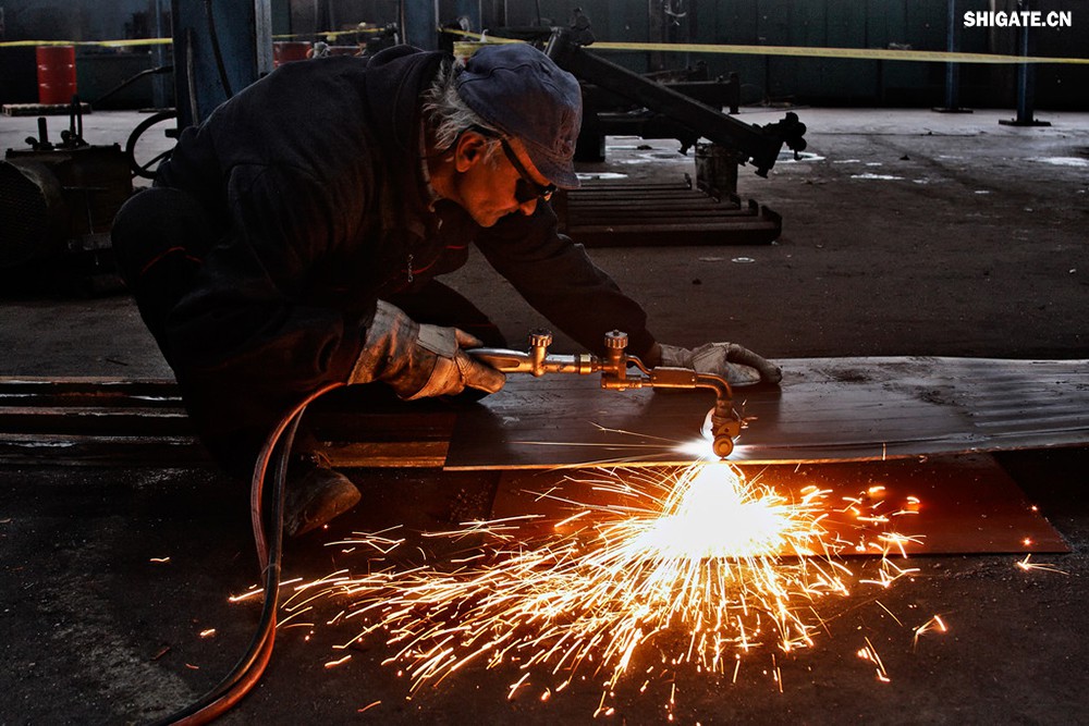 在工業(yè)生產(chǎn)中，鋼板切割是一項至關(guān)重要的工藝，廣泛應用于機械制造、建筑、橋梁建設等多個(gè)領(lǐng)域。為了滿(mǎn)足不同項目的需求，鋼板切割采用了多種加工方式。本文將詳細介紹鋼板切割中常見(jiàn)的幾種加工方式，包括火焰切割、激光切割、等離子切割、水刀切割以及機械切割等。    一、火焰切割    火焰切割是利用氧氣和乙炔的燃燒產(chǎn)生的高溫火焰來(lái)切割鋼板的一種加工方式。在切割過(guò)程中，火焰將鋼板局部加熱至熔化狀態(tài)，同時(shí)氧氣流將熔化的金屬吹走，形成切口?；鹧媲懈钤O備相對簡(jiǎn)單，成本低廉，適用于切割厚度較大的鋼板。然而，由于切割過(guò)程中產(chǎn)生的熱影響區較大，易導致鋼板變形和材質(zhì)變化，因此精度和表面質(zhì)量相對較低。          二、激光切割    激光切割是利用高功率密度的激光束照射鋼板表面，使鋼板迅速熔化、汽化或達到點(diǎn)燃點(diǎn)，同時(shí)以高速氣流將熔化或燃燒的金屬吹走，形成切口。激光切割具有切割速度快、精度高、熱影響區小等優(yōu)點(diǎn)，特別適用于切割薄板和中厚板。此外，激光切割還能實(shí)現自動(dòng)化和智能化生產(chǎn)，提高生產(chǎn)效率。            三、等離子切割    等離子切割是利用高溫、高速度的等離子氣體流對鋼板進(jìn)行切割的一種加工方式。在切割過(guò)程中，等離子氣體流將鋼板局部熔化，并通過(guò)氣流將熔化的金屬吹走。等離子切割適用于切割中厚板和厚板，具有切割速度快、熱影響區小、切口平整等優(yōu)點(diǎn)。然而，等離子切割設備的成本較高，維護也相對復雜。    四、水刀切割    水刀切割是利用高壓水流對鋼板進(jìn)行切割的一種加工方式。在切割過(guò)程中，高壓水流將鋼板局部沖蝕，形成切口。水刀切割具有切割精度高、表面質(zhì)量好、無(wú)熱影響區等優(yōu)點(diǎn)，特別適用于切割薄板和對表面質(zhì)量要求較高的項目。此外，水刀切割還能實(shí)現綠色生產(chǎn)，減少環(huán)境污染。    五、機械切割    機械切割是利用切割機械對鋼板進(jìn)行切割的一種加工方式，如鋸床切割、銑床切割等。機械切割適用于切割各種厚度和材質(zhì)的鋼板，具有切割精度高、切口平整、適應性強等優(yōu)點(diǎn)。然而，機械切割的速度相對較慢，生產(chǎn)效率較低，且對于較厚的鋼板，切割難度較大。            在選擇鋼板切割加工方式時(shí)，需要根據項目的具體需求、鋼板的厚度和材質(zhì)、生產(chǎn)效率和成本等因素進(jìn)行綜合考慮。對于要求高精度、高表面質(zhì)量的切割項目，激光切割和水刀切割是較為理想的選擇；對于切割厚度較大、對表面質(zhì)量要求不高的項目，火焰切割和等離子切割則更具優(yōu)勢；而對于需要靈活應對各種切割需求的場(chǎng)景，機械切割則是一種可靠的選擇。    總之，隨著(zhù)科技的不斷進(jìn)步和工業(yè)生產(chǎn)的不斷發(fā)展，鋼板切割加工方式也在不斷創(chuàng  )新和完善。了解各種加工方式的優(yōu)缺點(diǎn)，并根據實(shí)際需求選擇合適的加工方式，對于提高鋼板切割的質(zhì)量和效率具有重要意義。
