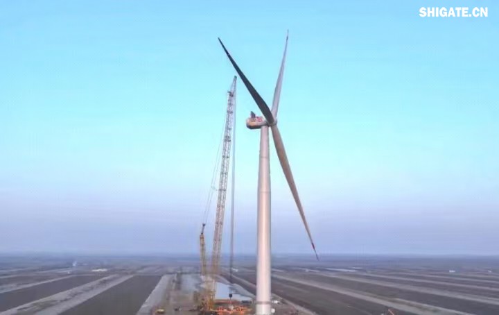 1月11日，更大功率等級的漂浮式風(fēng)電機組——中國中車(chē)“啟航號”在山東東營(yíng)風(fēng)電裝備測試認證創(chuàng  )新基地吊裝成功，標志著(zhù)我國在海上超大型風(fēng)機的探索邁出重要一步。該項目風(fēng)電機組的配套塔筒是全球直徑更大、重量更重的塔筒型號，所用鋼板由河鋼集團舞鋼公司獨家提供。