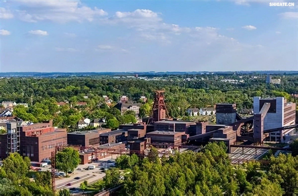 你聽(tīng)說(shuō)過(guò)歐洲"鋼鐵心臟"萎縮的消息嗎？為什么曾經(jīng)強大的歐盟鋼鐵產(chǎn)業(yè)如今正在迅速崩塌？特朗普政府重啟的25%鋼鐵關(guān)稅究竟給歐洲造成了多大沖擊？在全球貿易保護主義重燃的今天，歐盟的慘痛教訓對中國有何警示意義？數據顯示，2025年一季度，歐盟對美鋼鐵出口同比驟降42%，損失約150萬(wàn)噸訂單和45億歐元收入。與此同時(shí)，中國鋼鐵卻逆勢增長(cháng)，2024年出口量突破1.11億噸，創(chuàng  )下8年來(lái)新高。這背后有哪些產(chǎn)業(yè)鏈布局的深層差異？中國又該如何從歐盟的失敗中吸取經(jīng)驗，打贏(yíng)未來(lái)全球貿易的三大突圍戰？