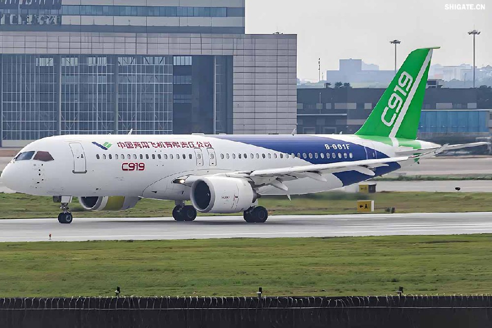 12月9日，國產(chǎn)大飛機C919的全球首家用戶(hù)東航，正式接收首架C919飛機，標志著(zhù)國產(chǎn)大飛機邁出市場(chǎng)運營(yíng)的“第一步”，也標志著(zhù)中國民航運輸市場(chǎng)首次擁有中國自主研發(fā)的噴氣式干線(xiàn)飛機。  消息傳來(lái)，河鋼集團干部職工倍感振奮。因為，國產(chǎn)大飛機工程也凝聚了河鋼干部職工的心血和汗水，見(jiàn)證了河鋼人的獨特貢獻。河鋼自主研發(fā)的390mm大厚度調質(zhì)鋼20MnNiMo，填補國內空白，用于大飛機項目的核心設備——世界更大的8萬(wàn)噸級模鍛壓機制造，為國產(chǎn)大飛機提供堅強的鋼鐵支撐。