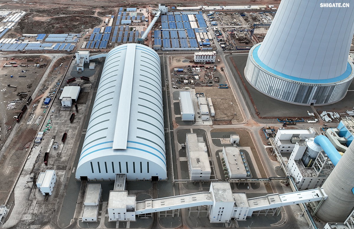 9月4日，我國“沙戈荒”新能源外送基地——新疆華電哈密2×100萬(wàn)千瓦煤電項目建成投產(chǎn)，經(jīng)過(guò)為期半個(gè)多月試運行，狀況良好。在該項目建設過(guò)程中，河鋼集團舞鋼公司容器鋼板替代進(jìn)口，獨家用于項目所需國內首批100萬(wàn)千瓦高效超超臨界純燃新疆高堿煤鍋爐等核心設備的制作，為國家重點(diǎn)新能源項目建設作出突出貢獻。