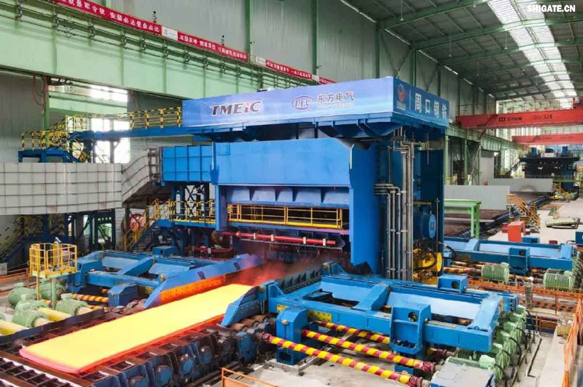 6月1日，河南鋼鐵集團周口基地簡(jiǎn)稱(chēng)（周鋼）二期寬厚板項目控制中心迎來(lái)重要里程碑：當操作員按下5500mm精軋機的軋制按鈕，通紅的鋼板如熔金般奔騰穿過(guò)軋輥，標志著(zhù)5500mm軋機熱試圓滿(mǎn)成功。這一震撼場(chǎng)景與5月31日RH真空精煉爐、熱處理線(xiàn)熱試成功交相輝映，正式宣告“5600mm+5500mm雙寬機架”寬厚板生產(chǎn)線(xiàn)全線(xiàn)貫通！生產(chǎn)線(xiàn)總長(cháng)度達到1.4公里，構成了國內已知更長(cháng)的寬厚板軋鋼車(chē)間，連接了近20個(gè)精密工序，深基坑群實(shí)現了全線(xiàn)的貫通布局。其智能化、綠色化發(fā)展及特鋼轉型進(jìn)程由此開(kāi)啟全新篇章！