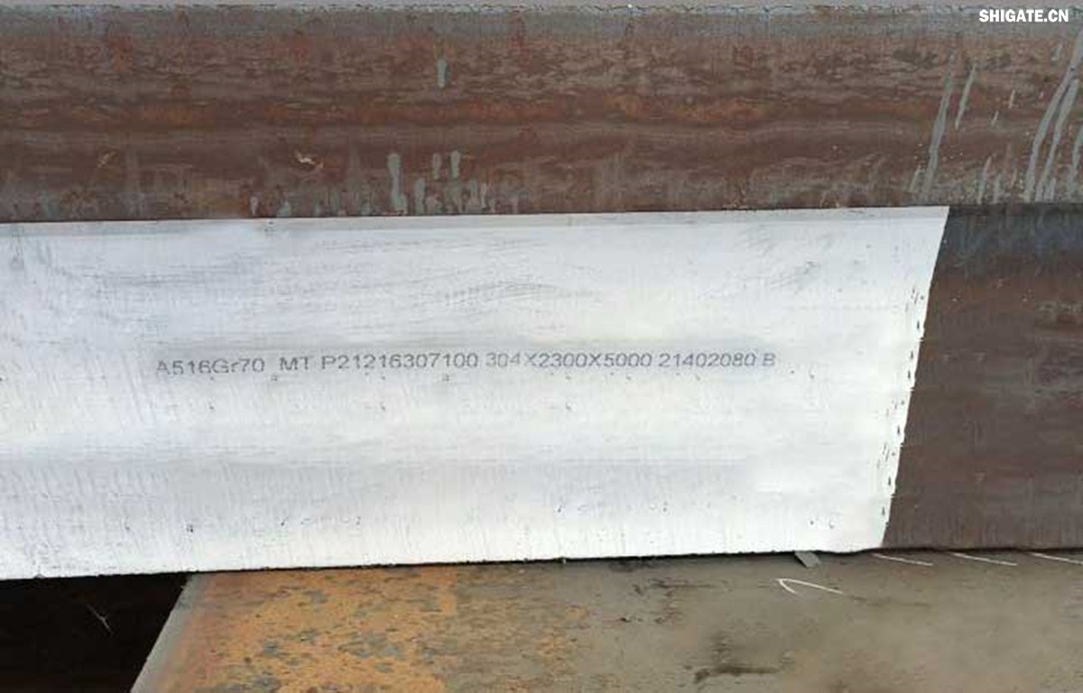 河鋼舞鋼積極發(fā)揮技術(shù)優(yōu)勢，打造更多“單打冠軍”產(chǎn)品。成立高難要求SA516Gr70小微攻關(guān)團隊，采用專(zhuān)用成分設計、一體化特殊工藝，攻克相關(guān)技術(shù)難題，不斷提高產(chǎn)品質(zhì)量，研發(fā)出更高技術(shù)含量的高附加值產(chǎn)品，滿(mǎn)足客戶(hù)的個(gè)性化需求。在今年5月，河鋼舞鋼為客戶(hù)研發(fā)出厚度203mm、技術(shù)含量在當時(shí)均創(chuàng  )同類(lèi)鋼板之更的高性能SA516Gr70，助力我國重點(diǎn)PTA（精對苯二甲酸）項目建設。短短三個(gè)月，便再次實(shí)現突破，成功生產(chǎn)304mm厚SA516Gr70鋼板，實(shí)現高難要求容器用鋼SA516Gr70從8mm到304mm厚度規格的全覆蓋。鋼板具備優(yōu)良沖擊溫度性能，可廣泛應用于常溫到零下52攝氏度的環(huán)境，耐高溫模焊時(shí)間可達26小時(shí)。產(chǎn)品不僅在重點(diǎn)工程項目得到應用，還遠銷(xiāo)海外，獲得市場(chǎng)高度認可。