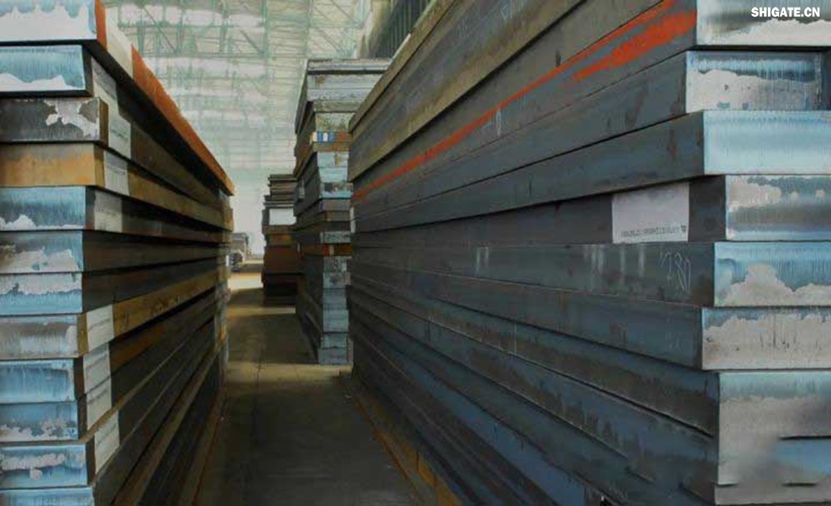 河鋼舞鋼積極發(fā)揮技術(shù)優(yōu)勢，打造更多“單打冠軍”產(chǎn)品。成立高難要求SA516Gr70小微攻關(guān)團隊，采用專(zhuān)用成分設計、一體化特殊工藝，攻克相關(guān)技術(shù)難題，不斷提高產(chǎn)品質(zhì)量，研發(fā)出更高技術(shù)含量的高附加值產(chǎn)品，滿(mǎn)足客戶(hù)的個(gè)性化需求。在今年5月，河鋼舞鋼為客戶(hù)研發(fā)出厚度203mm、技術(shù)含量在當時(shí)均創(chuàng  )同類(lèi)鋼板之更的高性能SA516Gr70，助力我國重點(diǎn)PTA（精對苯二甲酸）項目建設。短短三個(gè)月，便再次實(shí)現突破，成功生產(chǎn)304mm厚SA516Gr70鋼板，實(shí)現高難要求容器用鋼SA516Gr70從8mm到304mm厚度規格的全覆蓋。鋼板具備優(yōu)良沖擊溫度性能，可廣泛應用于常溫到零下52攝氏度的環(huán)境，耐高溫模焊時(shí)間可達26小時(shí)。產(chǎn)品不僅在重點(diǎn)工程項目得到應用，還遠銷(xiāo)海外，獲得市場(chǎng)高度認可。