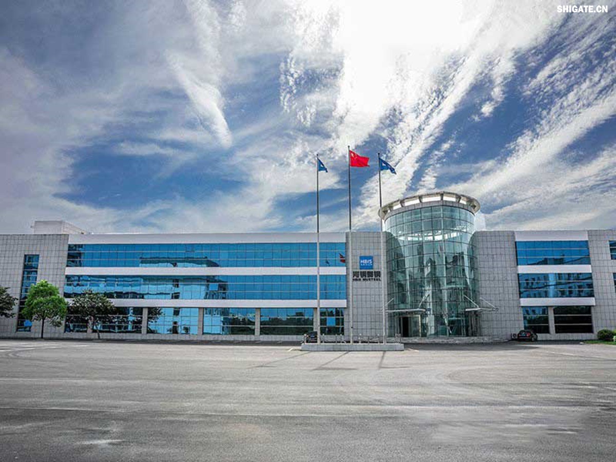 河鋼舞鋼積極發(fā)揮技術(shù)優(yōu)勢，打造更多“單打冠軍”產(chǎn)品。成立高難要求SA516Gr70小微攻關(guān)團隊，采用專(zhuān)用成分設計、一體化特殊工藝，攻克相關(guān)技術(shù)難題，不斷提高產(chǎn)品質(zhì)量，研發(fā)出更高技術(shù)含量的高附加值產(chǎn)品，滿(mǎn)足客戶(hù)的個(gè)性化需求。在今年5月，河鋼舞鋼為客戶(hù)研發(fā)出厚度203mm、技術(shù)含量在當時(shí)均創(chuàng  )同類(lèi)鋼板之更的高性能SA516Gr70，助力我國重點(diǎn)PTA（精對苯二甲酸）項目建設。短短三個(gè)月，便再次實(shí)現突破，成功生產(chǎn)304mm厚SA516Gr70鋼板，實(shí)現高難要求容器用鋼SA516Gr70從8mm到304mm厚度規格的全覆蓋。鋼板具備優(yōu)良沖擊溫度性能，可廣泛應用于常溫到零下52攝氏度的環(huán)境，耐高溫模焊時(shí)間可達26小時(shí)。產(chǎn)品不僅在重點(diǎn)工程項目得到應用，還遠銷(xiāo)海外，獲得市場(chǎng)高度認可。