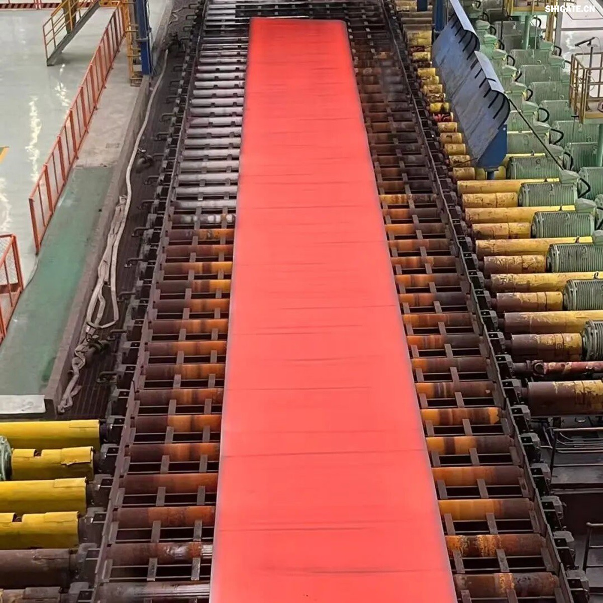 12月2日，周口基地傳來(lái)喜訊——其寬厚板產(chǎn)線(xiàn)先后完成了14mm、12mm規格鋼板的首次軋制，此次試軋的低溫壓力容器鋼板09MnNiDR和工程機械用鋼Q355B兩種牌號鋼板均順利下線(xiàn)，經(jīng)嚴格檢測，各項指標均超過(guò)標準要求。這一突破標志著(zhù)該基地雙超寬機架產(chǎn)線(xiàn)在6mm至300mm寬厚板的規格拓展征程中邁出了堅實(shí)的一步，好產(chǎn)品的覆蓋范圍得以進(jìn)一步擴大。    