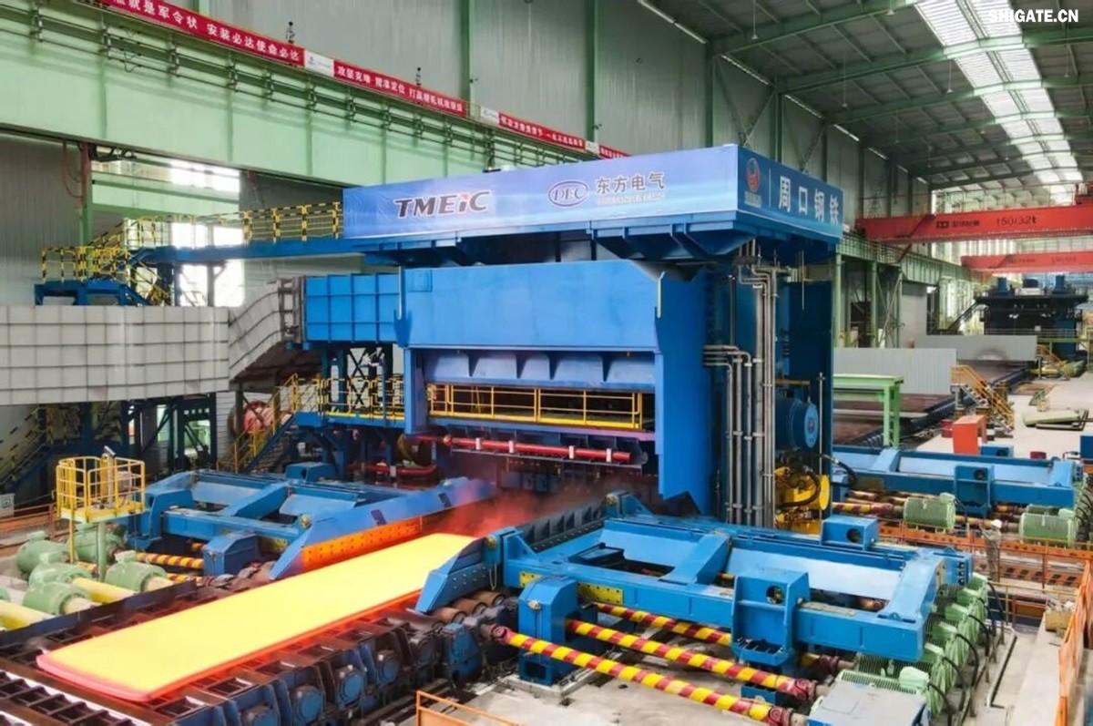 12月2日，周口基地傳來(lái)喜訊——其寬厚板產(chǎn)線(xiàn)先后完成了14mm、12mm規格鋼板的首次軋制，此次試軋的低溫壓力容器鋼板09MnNiDR和工程機械用鋼Q355B兩種牌號鋼板均順利下線(xiàn)，經(jīng)嚴格檢測，各項指標均超過(guò)標準要求。這一突破標志著(zhù)該基地雙超寬機架產(chǎn)線(xiàn)在6mm至300mm寬厚板的規格拓展征程中邁出了堅實(shí)的一步，好產(chǎn)品的覆蓋范圍得以進(jìn)一步擴大。    